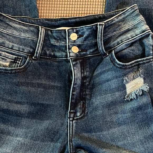 Ceros brand jagging. Medium wash. Fading, distressing, frayed hems. size 29 - Picture 6 of 8